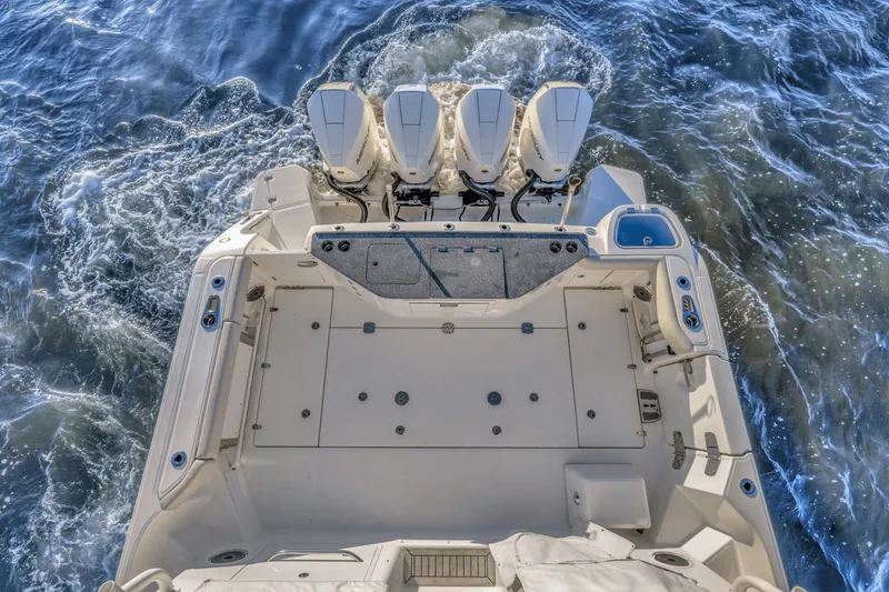 Slide: The Image of Boston Whaler 405 Conquest 2021 - 17