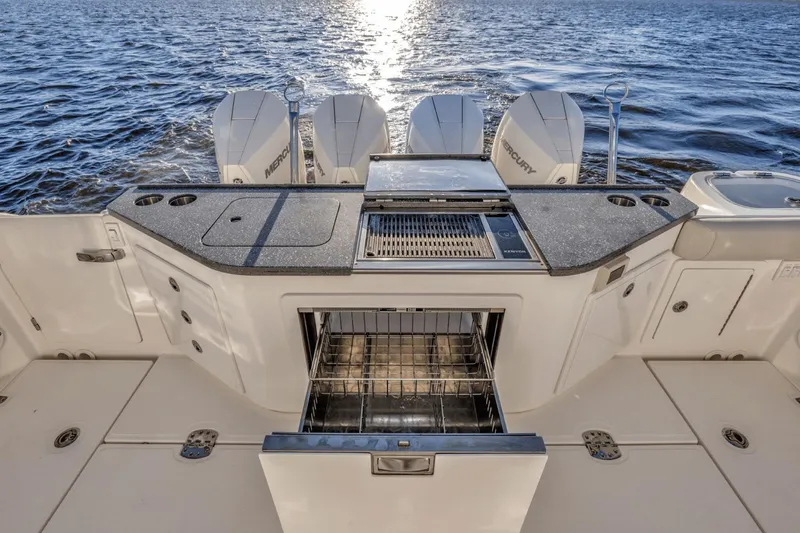 Slide: The Image of Boston Whaler 405 Conquest 2021 - 19