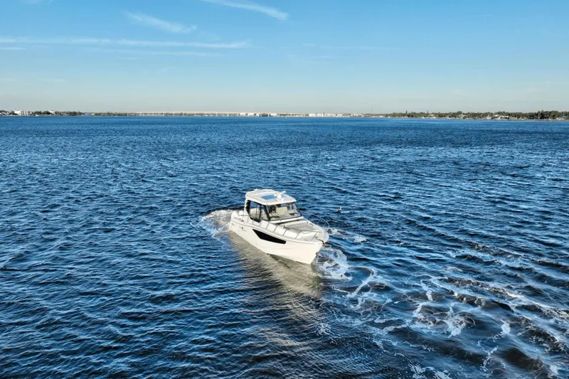 Slide: The Image of Boston Whaler 405 Conquest 2021 - 2