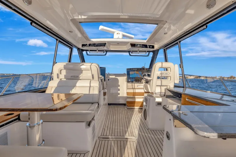 Slide: The Image of Boston Whaler 405 Conquest 2021 - 20