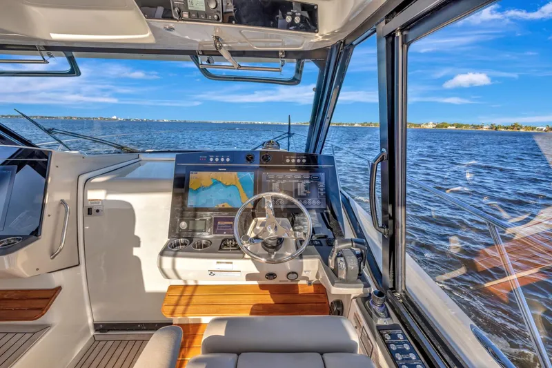 Slide: The Image of Boston Whaler 405 Conquest 2021 - 21