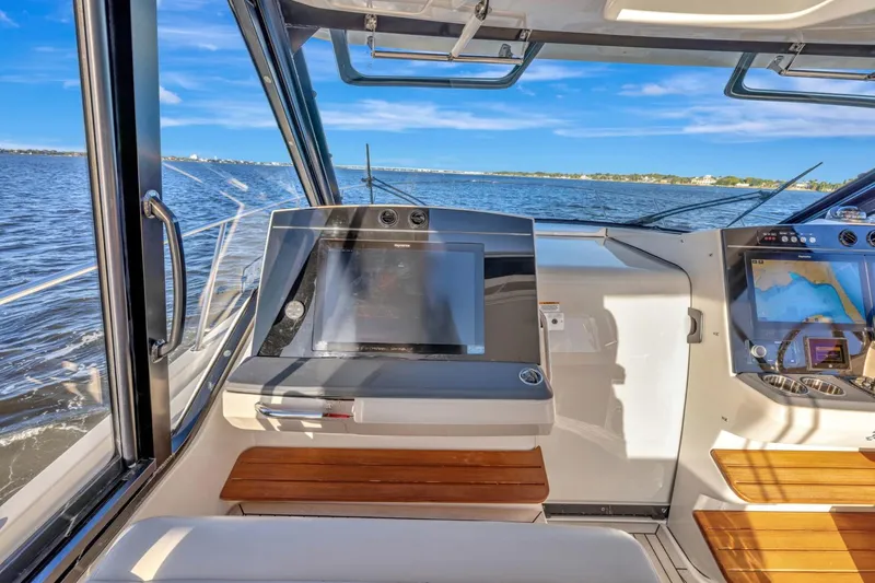 Slide: The Image of Boston Whaler 405 Conquest 2021 - 22