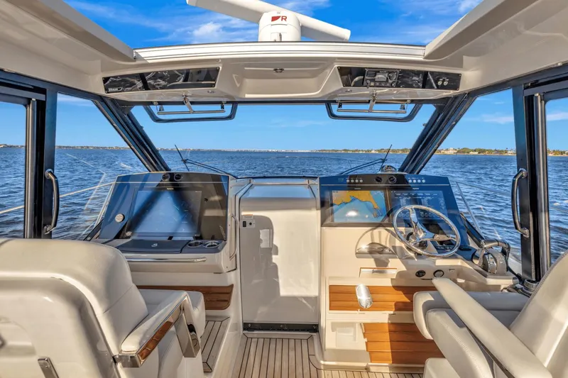 Slide: The Image of Boston Whaler 405 Conquest 2021 - 23