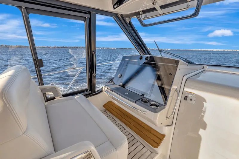 Slide: The Image of Boston Whaler 405 Conquest 2021 - 24