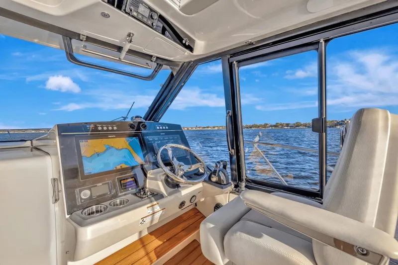 Slide: The Image of Boston Whaler 405 Conquest 2021 - 25