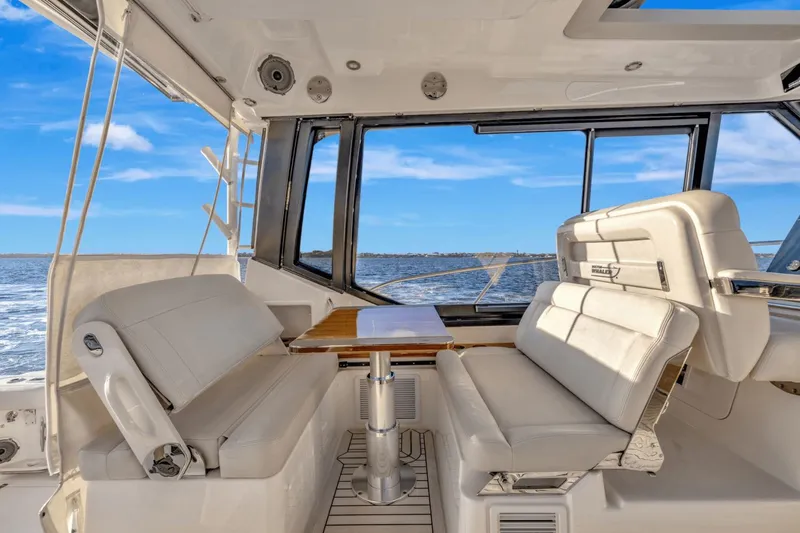 Slide: The Image of Boston Whaler 405 Conquest 2021 - 26