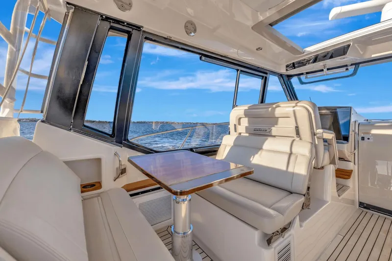 Slide: The Image of Boston Whaler 405 Conquest 2021 - 27