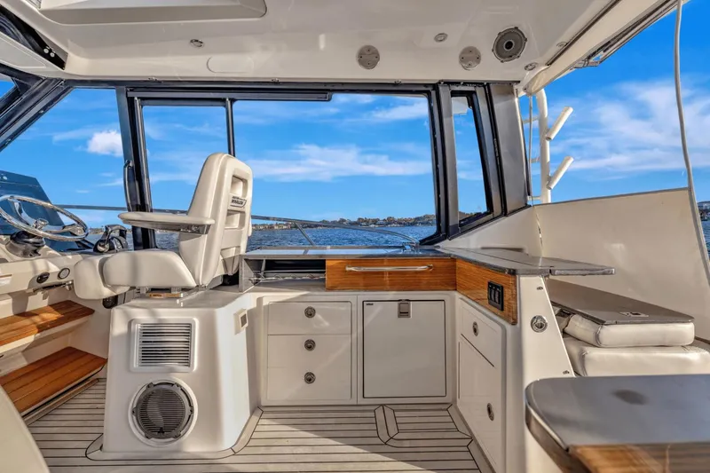 Slide: The Image of Boston Whaler 405 Conquest 2021 - 28