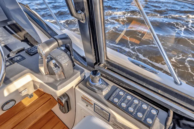 Slide: The Image of Boston Whaler 405 Conquest 2021 - 29