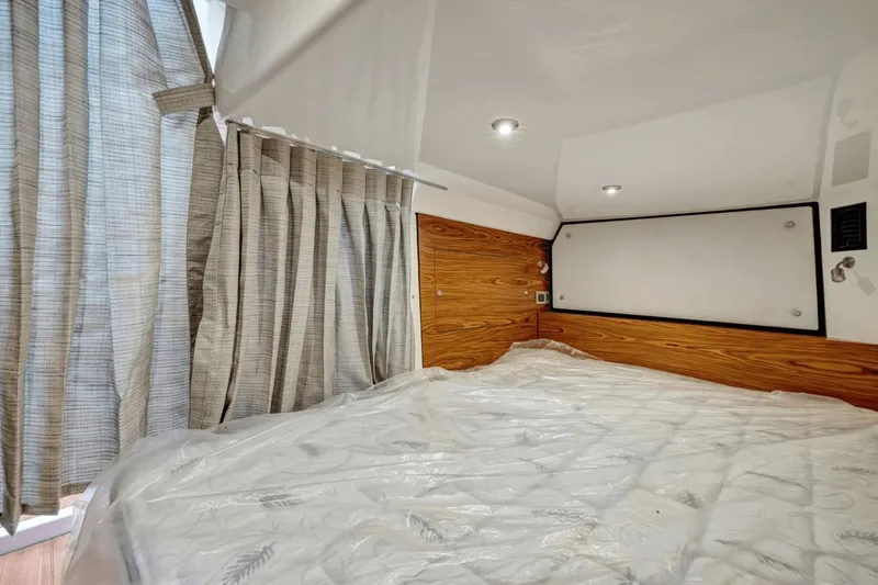 Slide: The Image of Boston Whaler 405 Conquest 2021 - 31