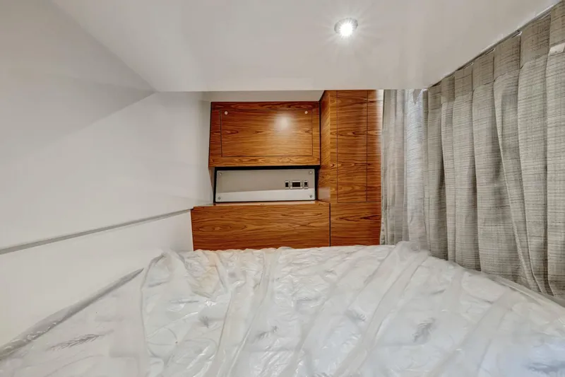 Slide: The Image of Boston Whaler 405 Conquest 2021 - 32