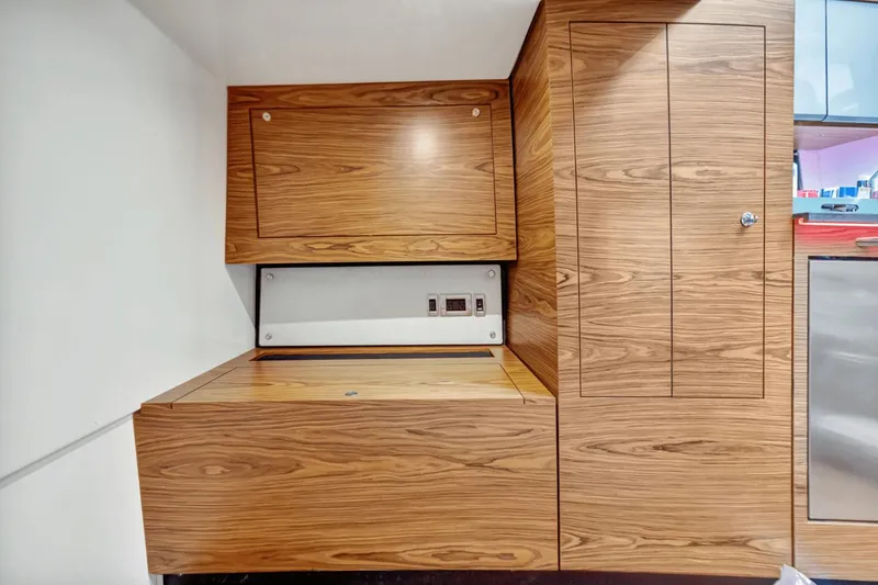 Slide: The Image of Boston Whaler 405 Conquest 2021 - 34