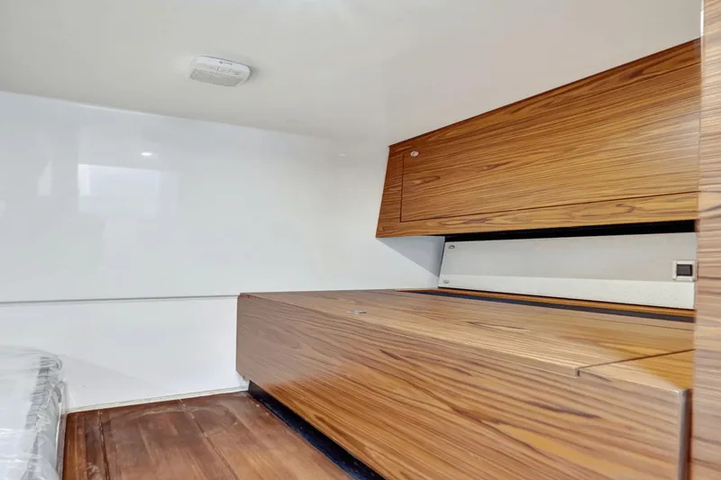 Slide: The Image of Boston Whaler 405 Conquest 2021 - 35