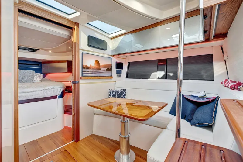 Slide: The Image of Boston Whaler 405 Conquest 2021 - 36