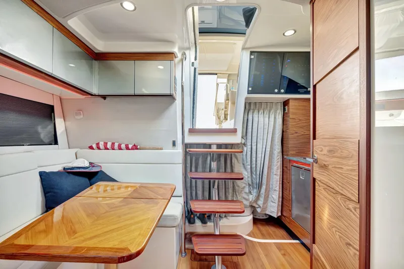 Slide: The Image of Boston Whaler 405 Conquest 2021 - 37