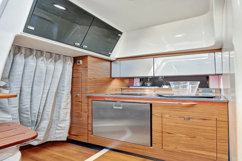 Slide: The Image of Boston Whaler 405 Conquest 2021 - 39