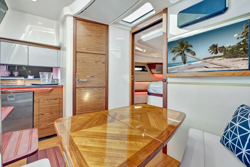 Slide: The Image of Boston Whaler 405 Conquest 2021 - 40