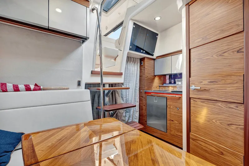 Slide: The Image of Boston Whaler 405 Conquest 2021 - 41