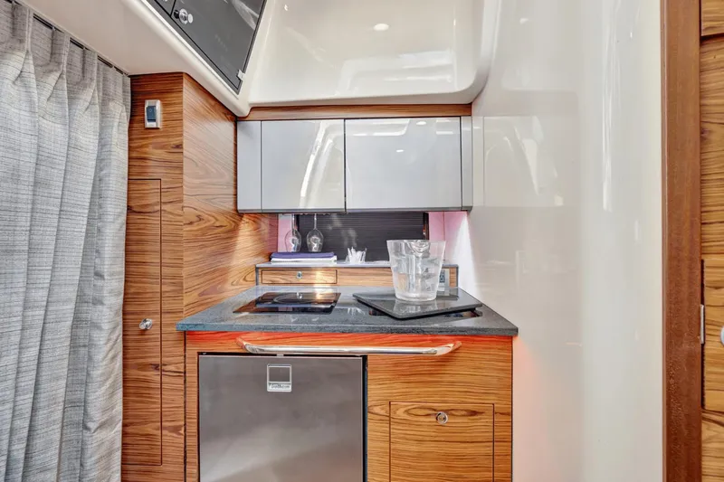 Slide: The Image of Boston Whaler 405 Conquest 2021 - 42