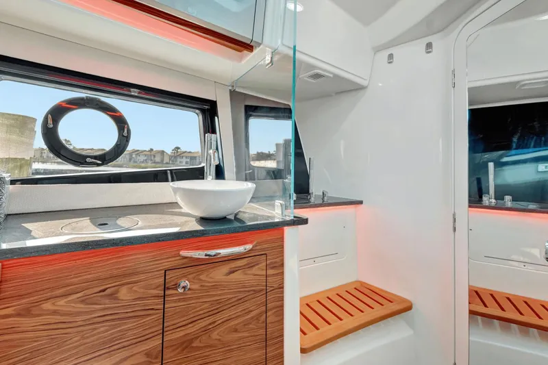 Slide: The Image of Boston Whaler 405 Conquest 2021 - 43