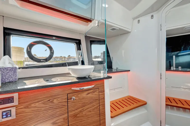 Slide: The Image of Boston Whaler 405 Conquest 2021 - 44