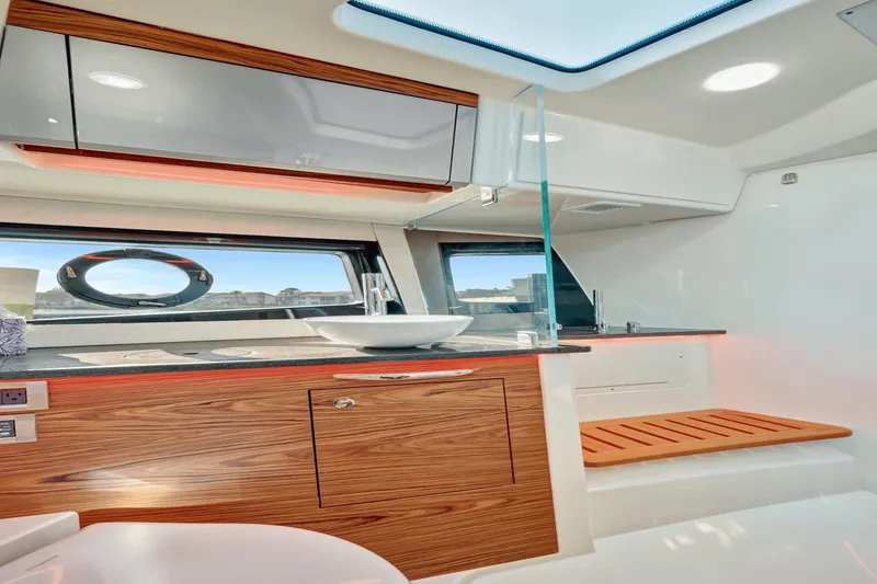 Slide: The Image of Boston Whaler 405 Conquest 2021 - 45