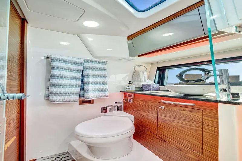 Slide: The Image of Boston Whaler 405 Conquest 2021 - 46