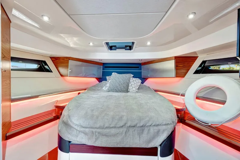 Slide: The Image of Boston Whaler 405 Conquest 2021 - 47