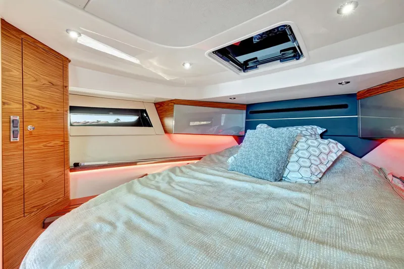 Slide: The Image of Boston Whaler 405 Conquest 2021 - 48