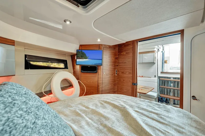 Slide: The Image of Boston Whaler 405 Conquest 2021 - 49