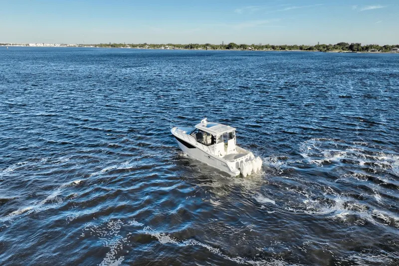 Slide: The Image of Boston Whaler 405 Conquest 2021 - 5