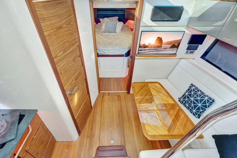 Slide: The Image of Boston Whaler 405 Conquest 2021 - 50