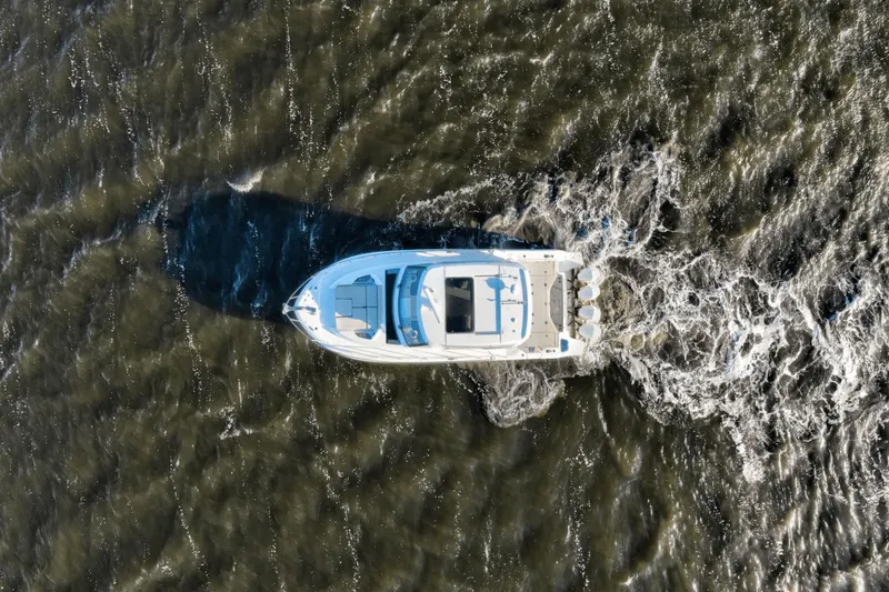 Slide: The Image of Boston Whaler 405 Conquest 2021 - 6