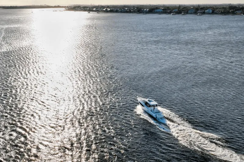 Slide: The Image of Boston Whaler 405 Conquest 2021 - 7