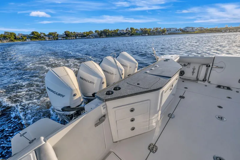 Slide: The Image of Boston Whaler 405 Conquest 2021 - 9
