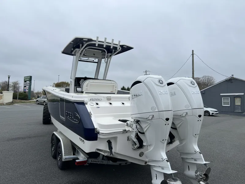 Slide: The Image of Robalo Center Console R250 2025 - 10