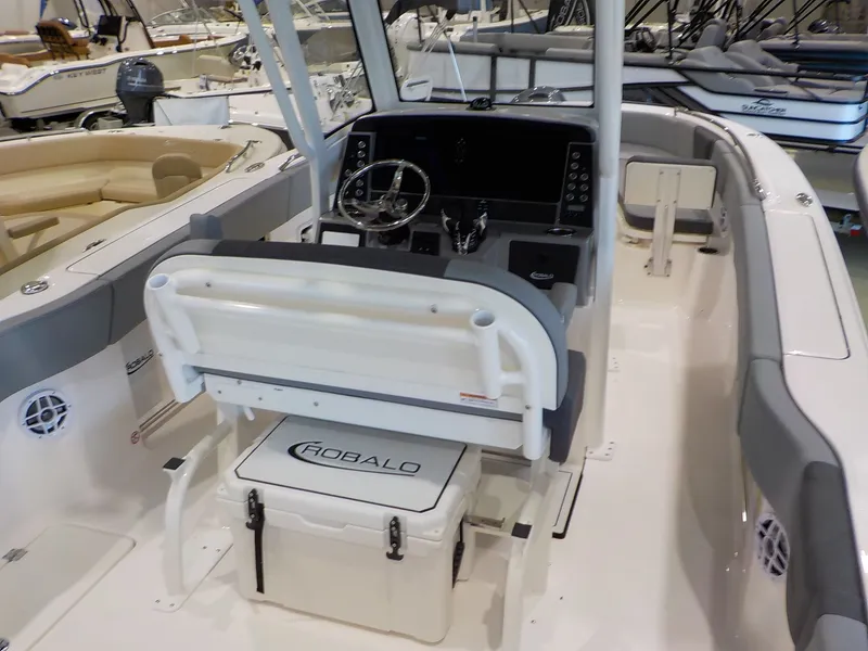 Slide: The Image of Robalo Center Console R250 2025 - 11