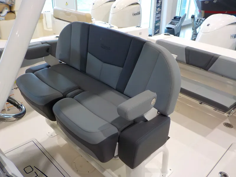 Slide: The Image of Robalo Center Console R250 2025 - 14