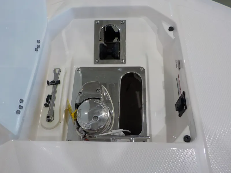 Slide: The Image of Robalo Center Console R250 2025 - 16