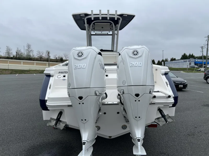 Slide: The Image of Robalo Center Console R250 2025 - 8