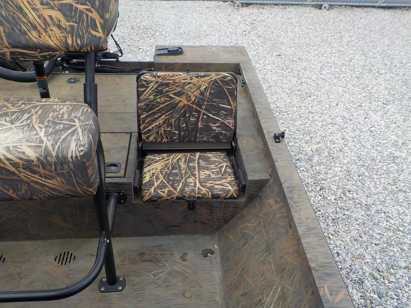 Slide: The Image of Camouflage seating on 2022 G3 Bay 22 GX boat, gravel background. - 15