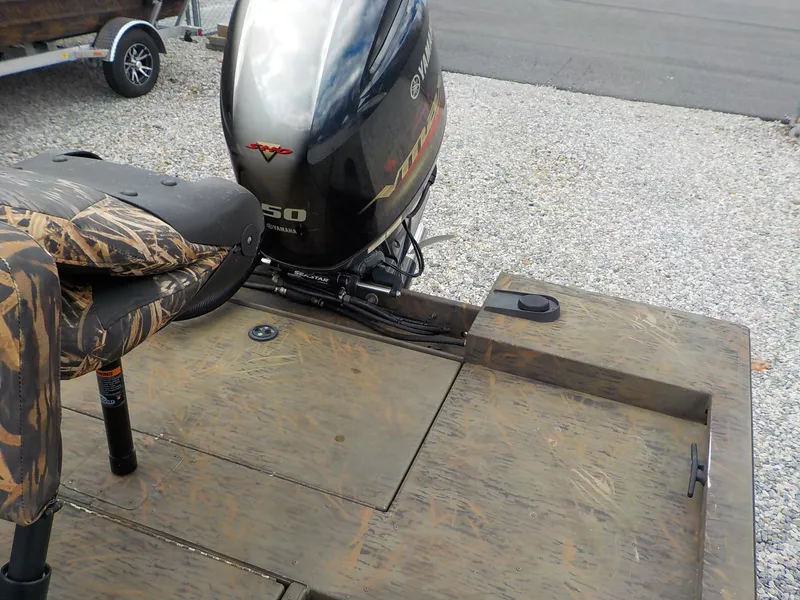 Slide: The Image of 2022 G3 Bay 22 GX boat with Yamaha motor and camo seat. - 16