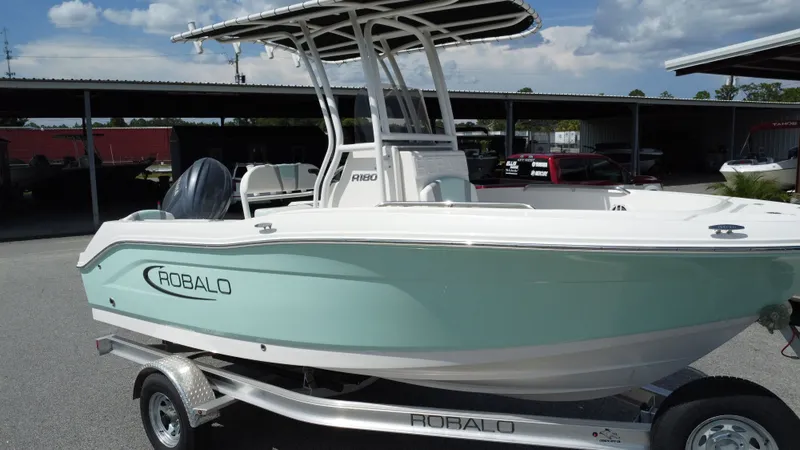 Slide: The Image of Robalo R180 Center Console 2025 - 14