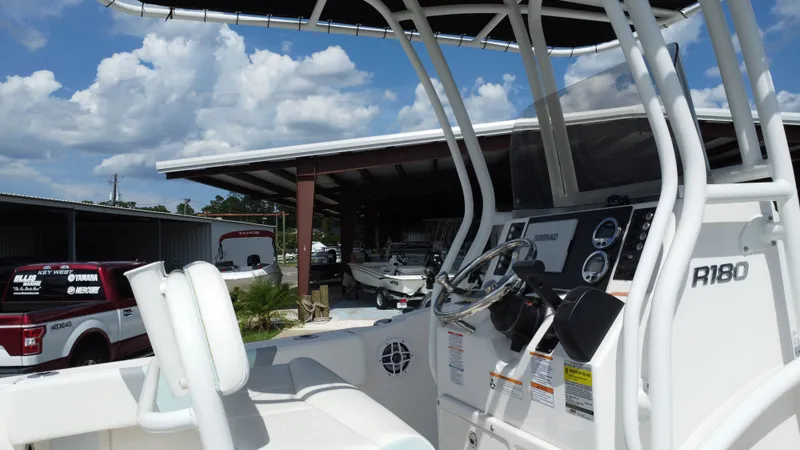 Slide: The Image of Robalo R180 Center Console 2025 - 5