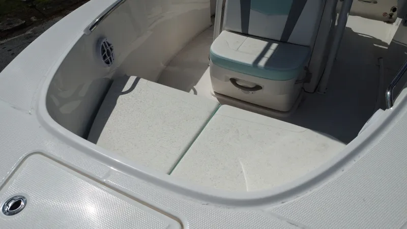 Slide: The Image of Robalo R180 Center Console 2025 - 8