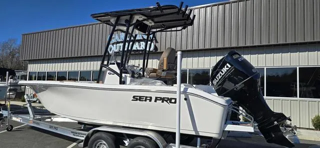 Slide: The Image of Sea Pro 202 Center Console 2025 - 40