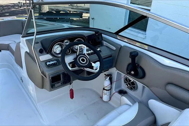 Slide: The Image of Crownline Boats E215 XS 2023 - 10