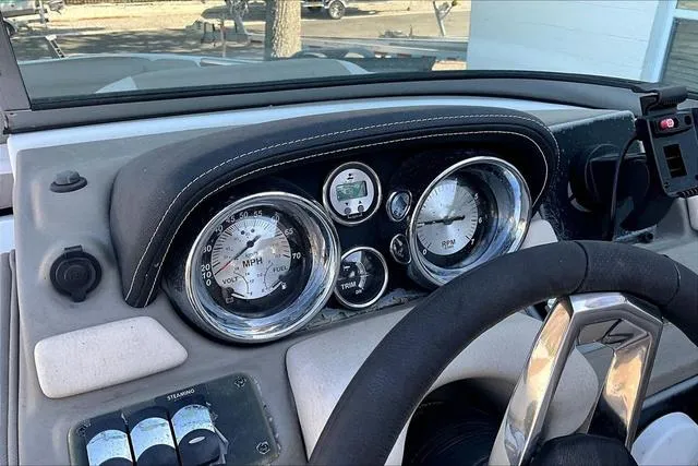 Slide: The Image of Crownline Boats E215 XS 2023 - 14