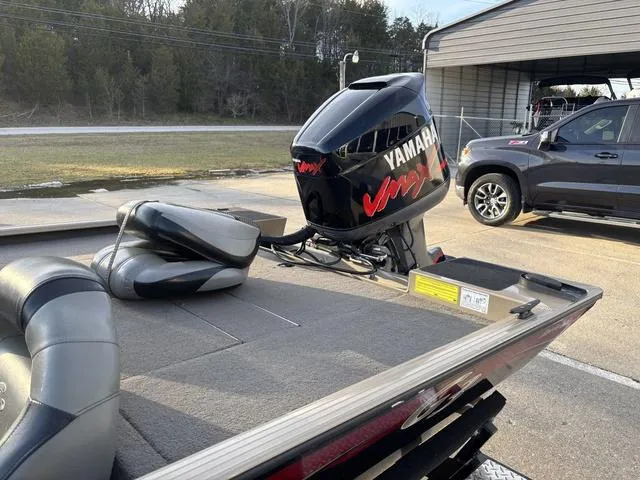 Slide: The Image of 2011 G3 Eagle 190 boat with Yamaha outboard motor in a driveway setting. - 10