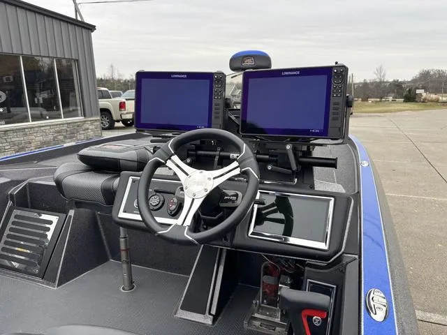 Slide: The Image of 2023 Ranger Z521R boat dashboard with dual Lowrance displays and steering wheel. - 6